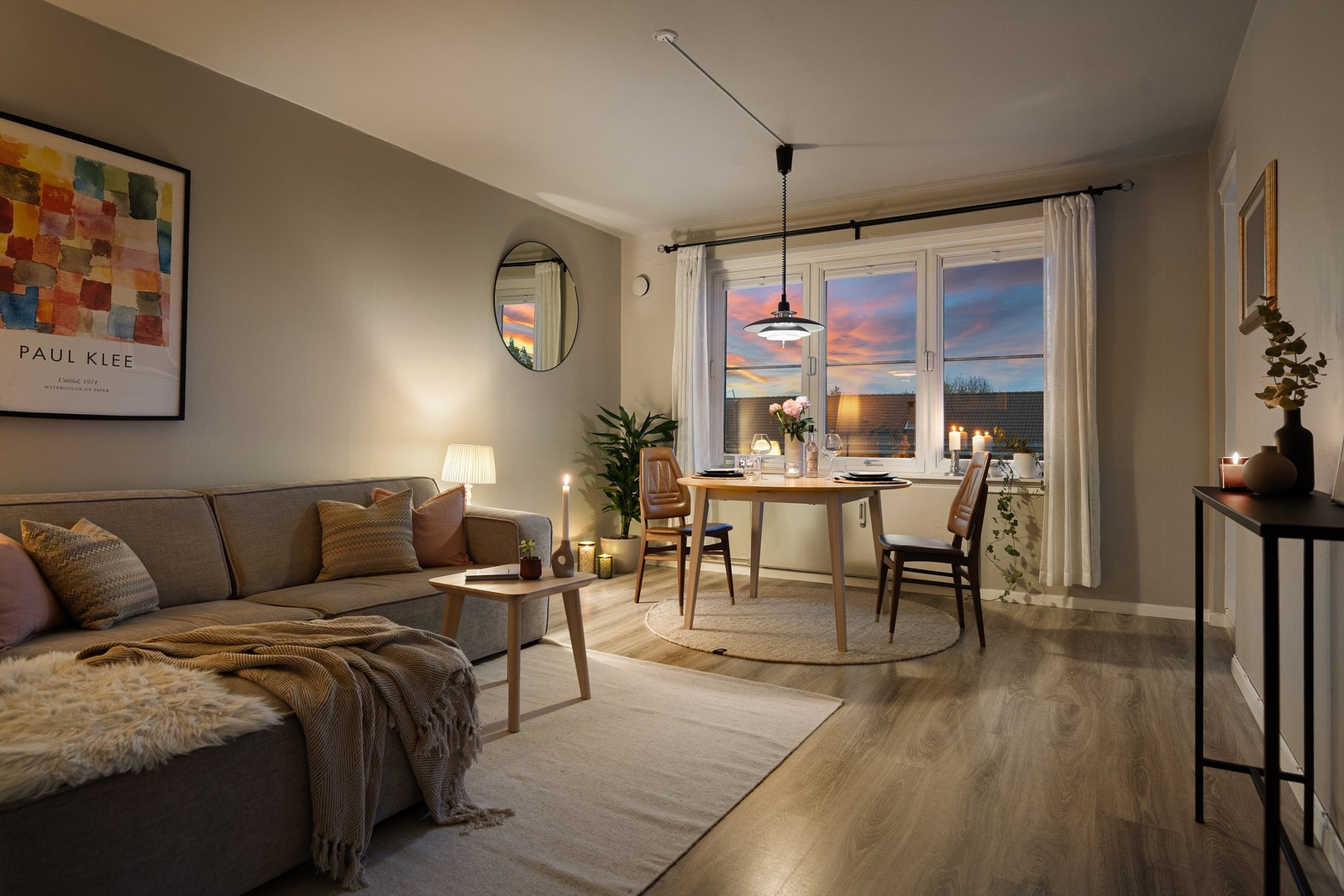 Stuen har plass til både spisebord og sofagruppe Galleribilde