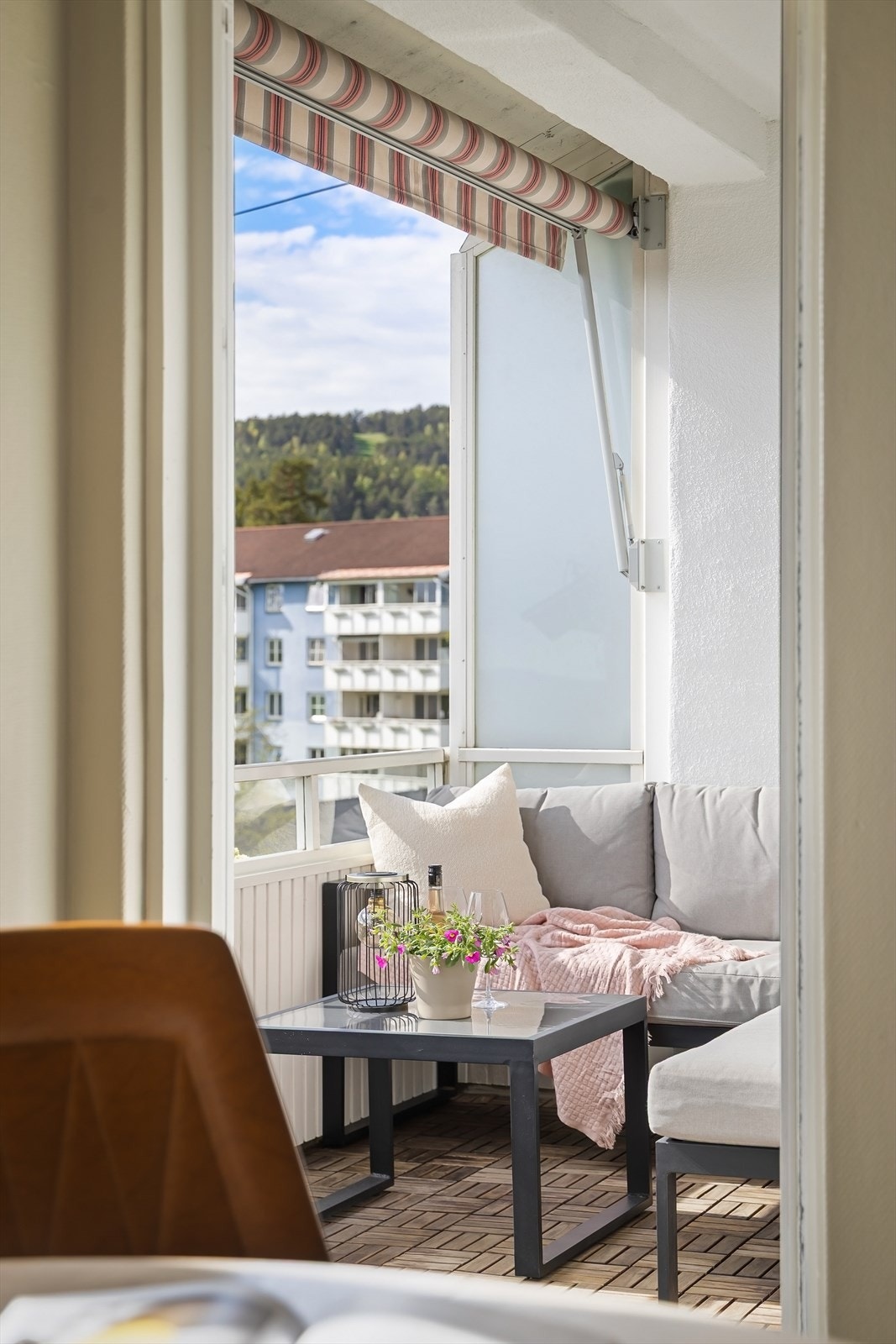 Fra stuen er det utgang til balkong Galleribilde