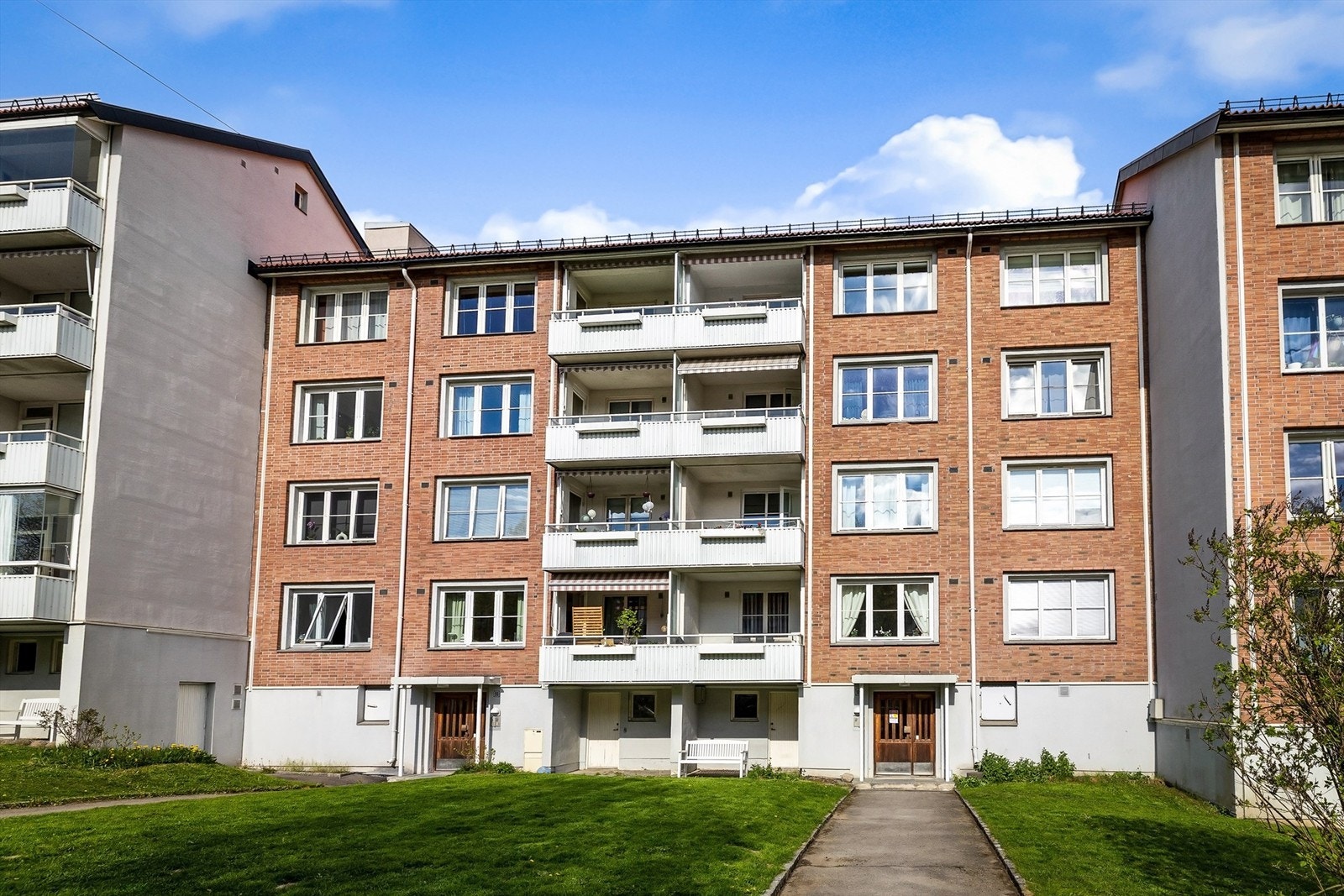 Boligen ligger i toppetasjen og disponerer både en kjellerbod (4 kvm) og en loftsbod (10 kvm gulvareal) Galleribilde
