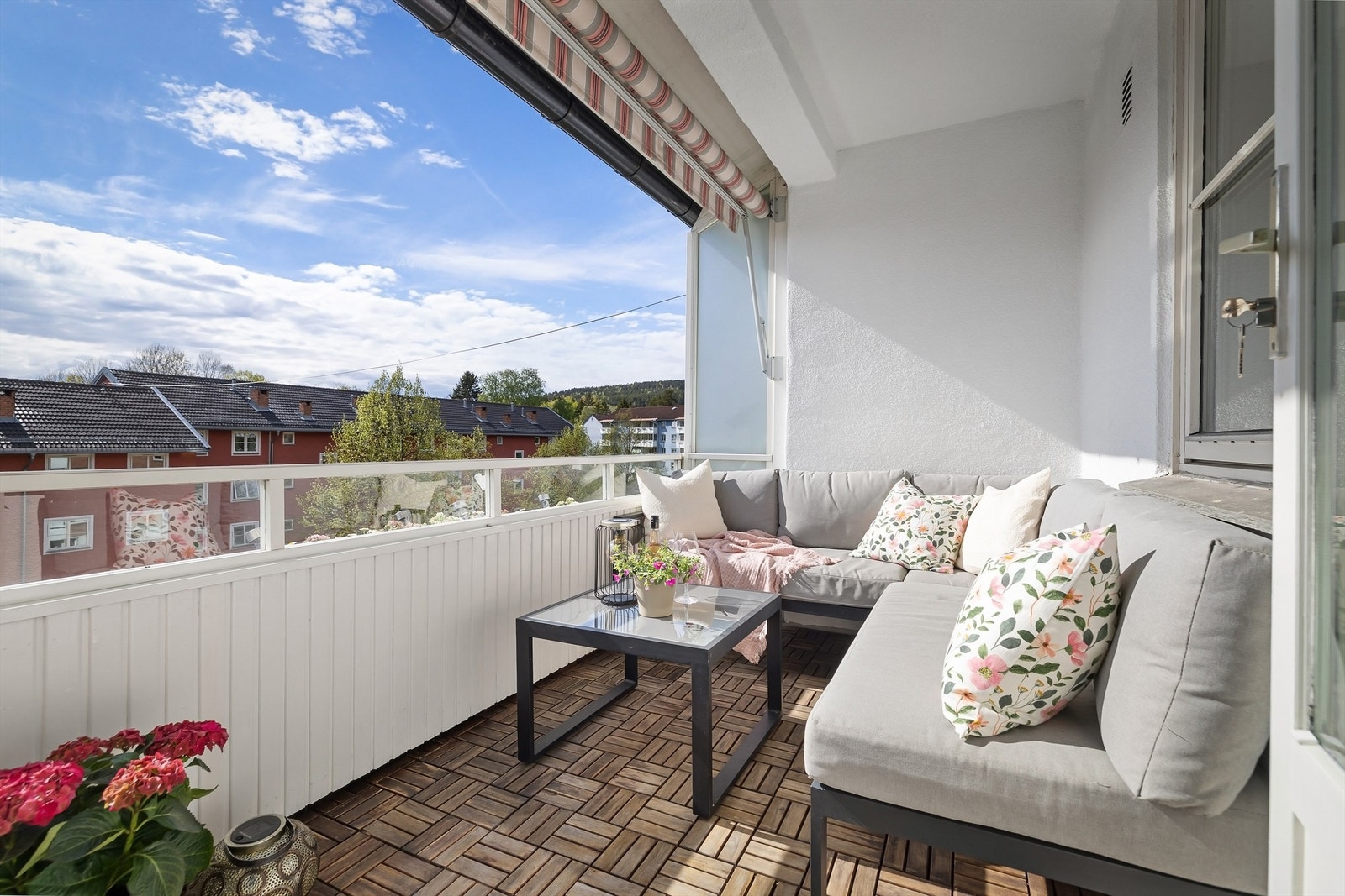 Selger opplyser om sol fra ca. kl 13-21 sommerstid Galleribilde