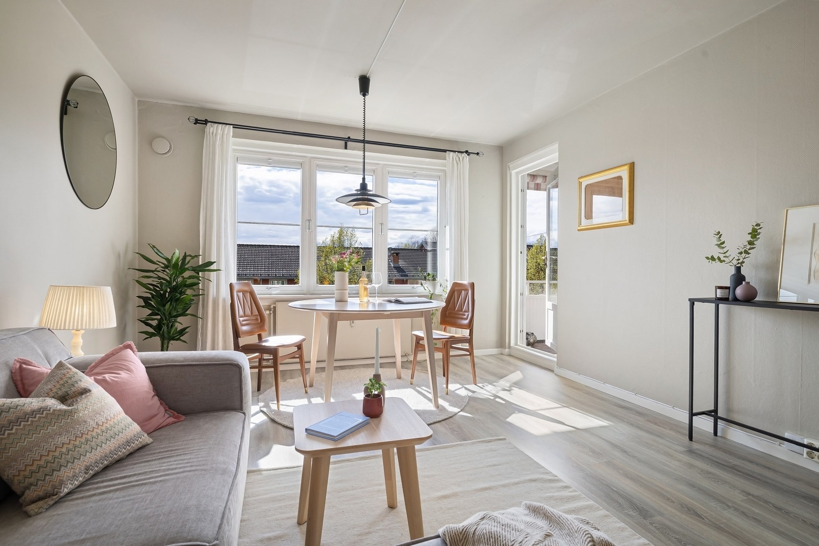 Stue med store vindusflater som gir godt med naturlig lys Galleribilde