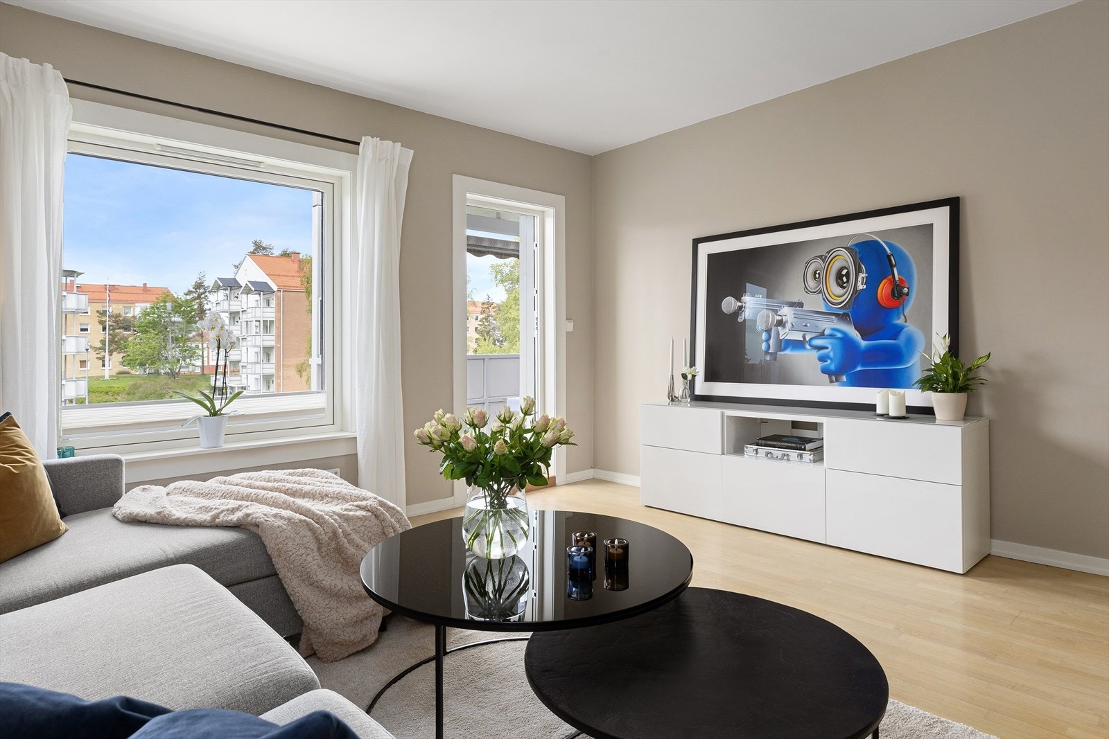 Fra stuen er det utgang til en romslig balkong med plass til spisegruppe og sittegruppe. Galleribilde
