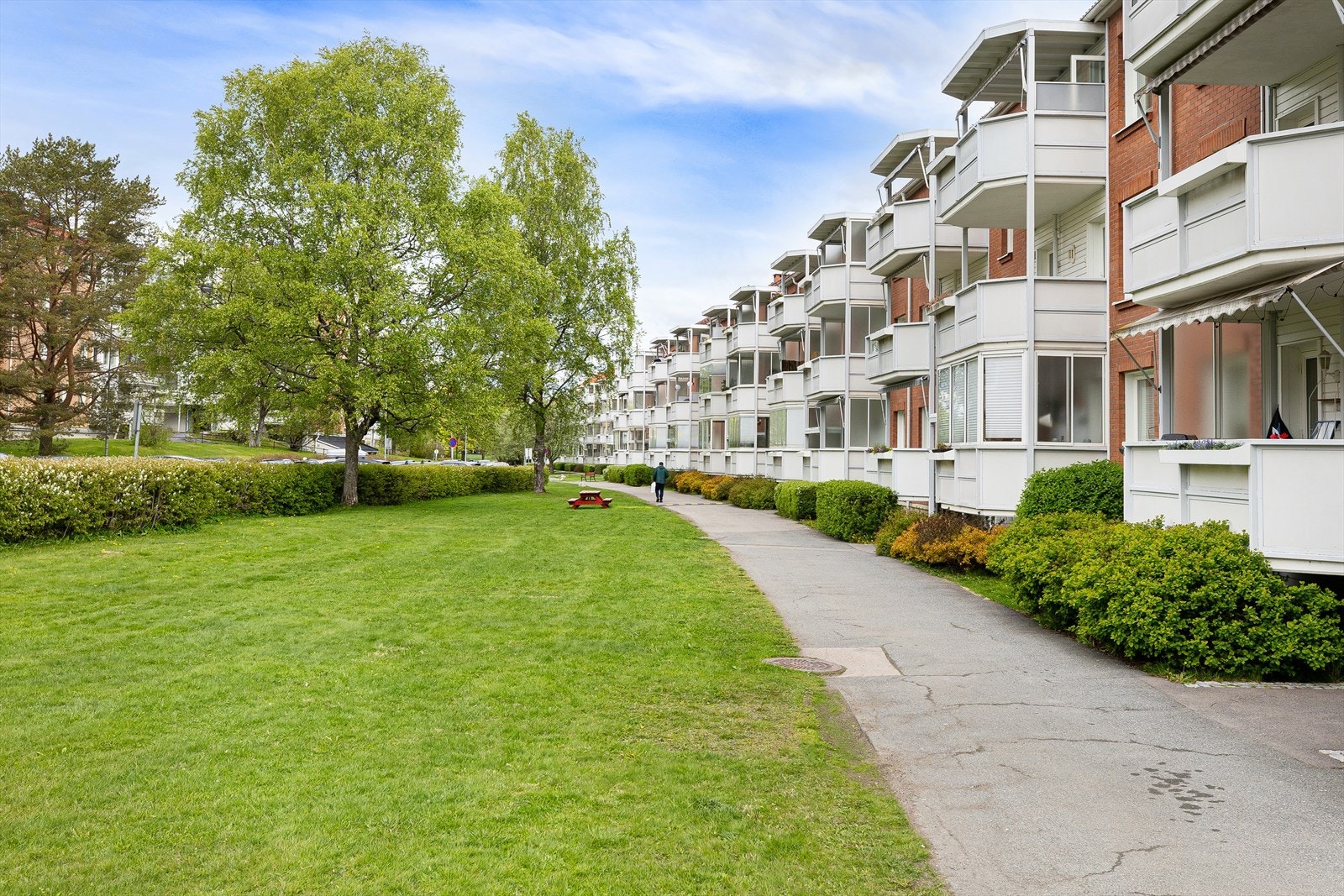 Pent opparbeidede internveier og grøntområder rundt bygningene. Det er nylig etablert trygg sykkelparkering utendørs. Galleribilde