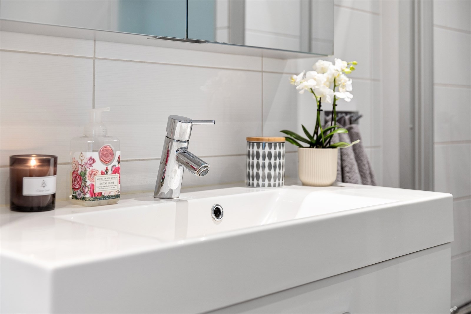 Badet er innredet med lekker servantinnredning, speil, vegghengt toalett. Galleribilde