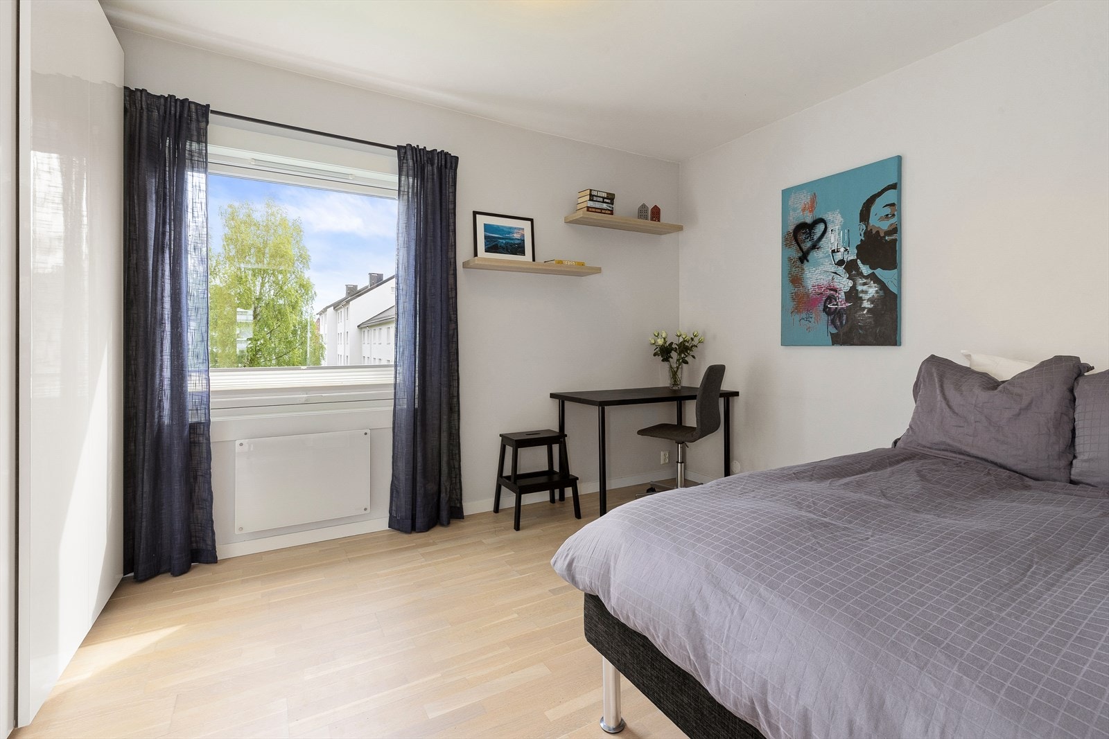 Stort soverom med god garderobe løsning. Galleribilde