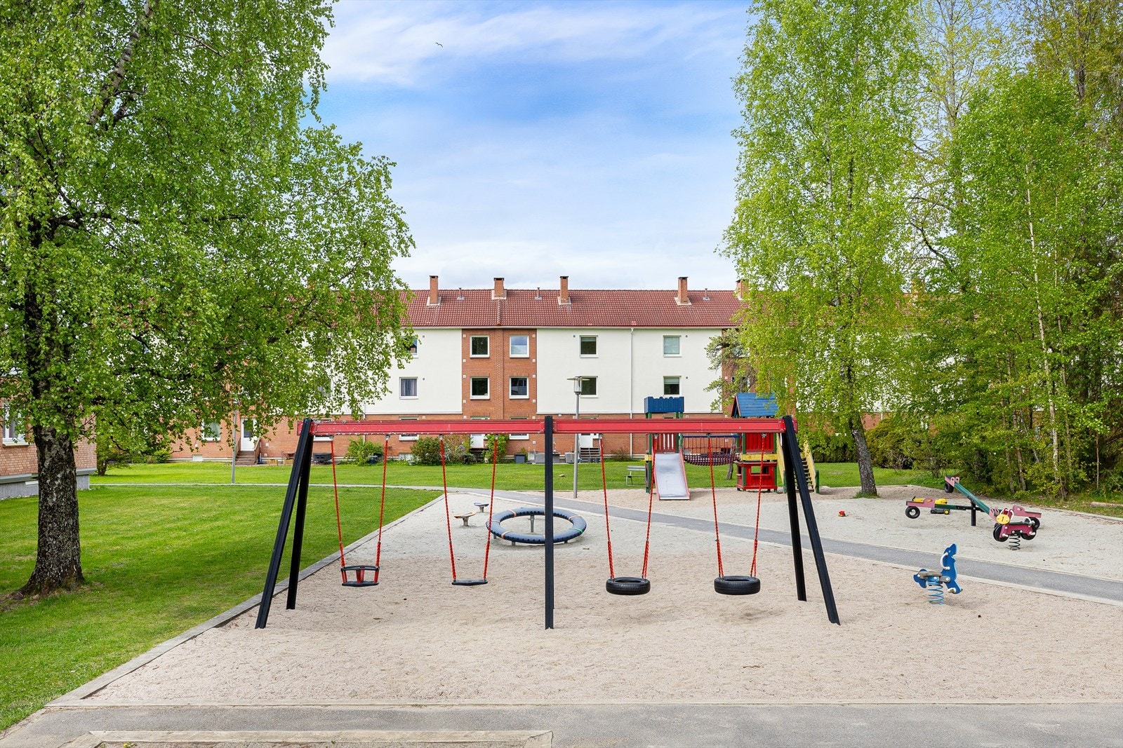 Leiligheten ligger nært grøntområder med lekeplass tilknyttet borettslaget. Galleribilde