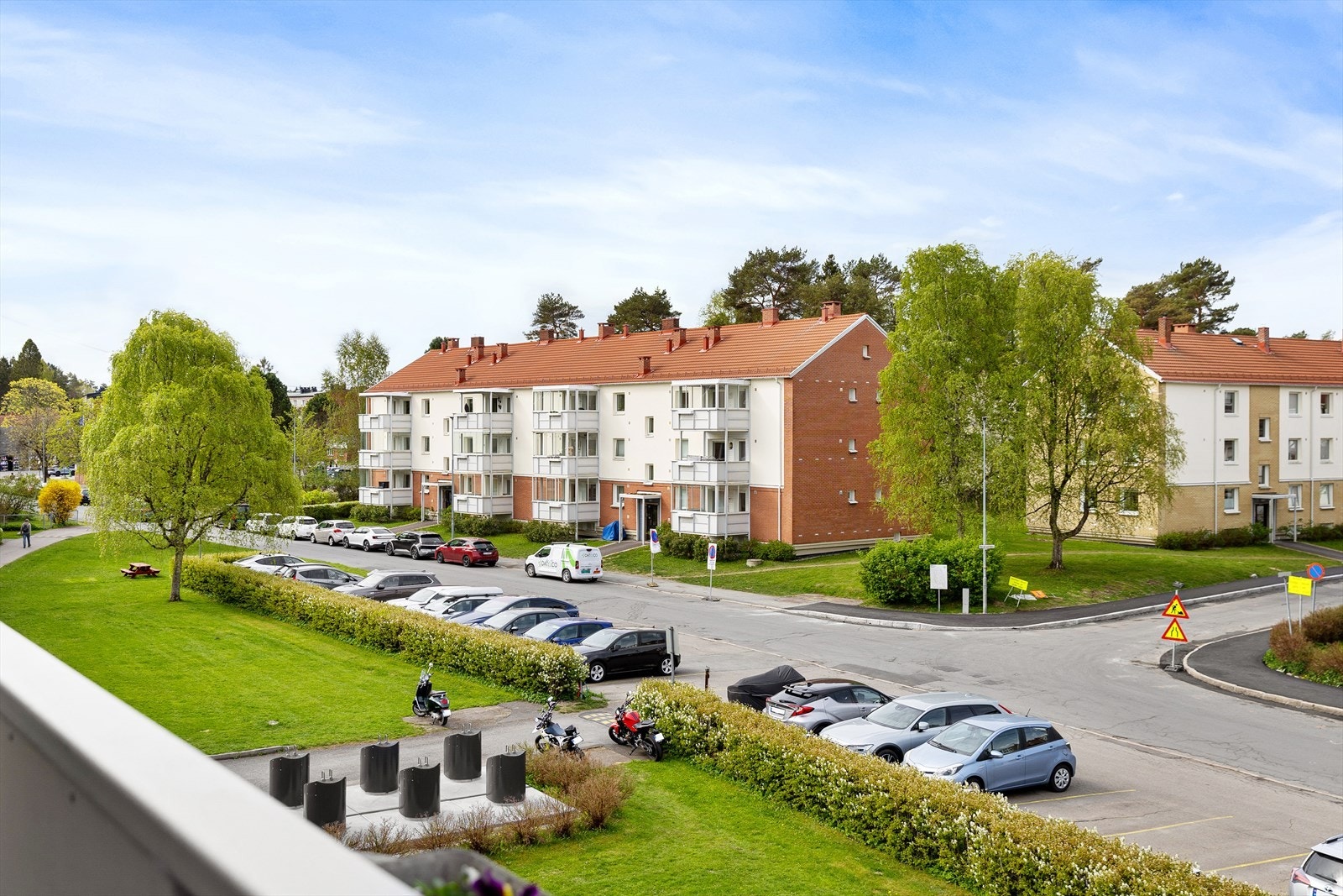 Balkongen har utsikt over fellesarealet til det veletablerte borettslaget. Galleribilde