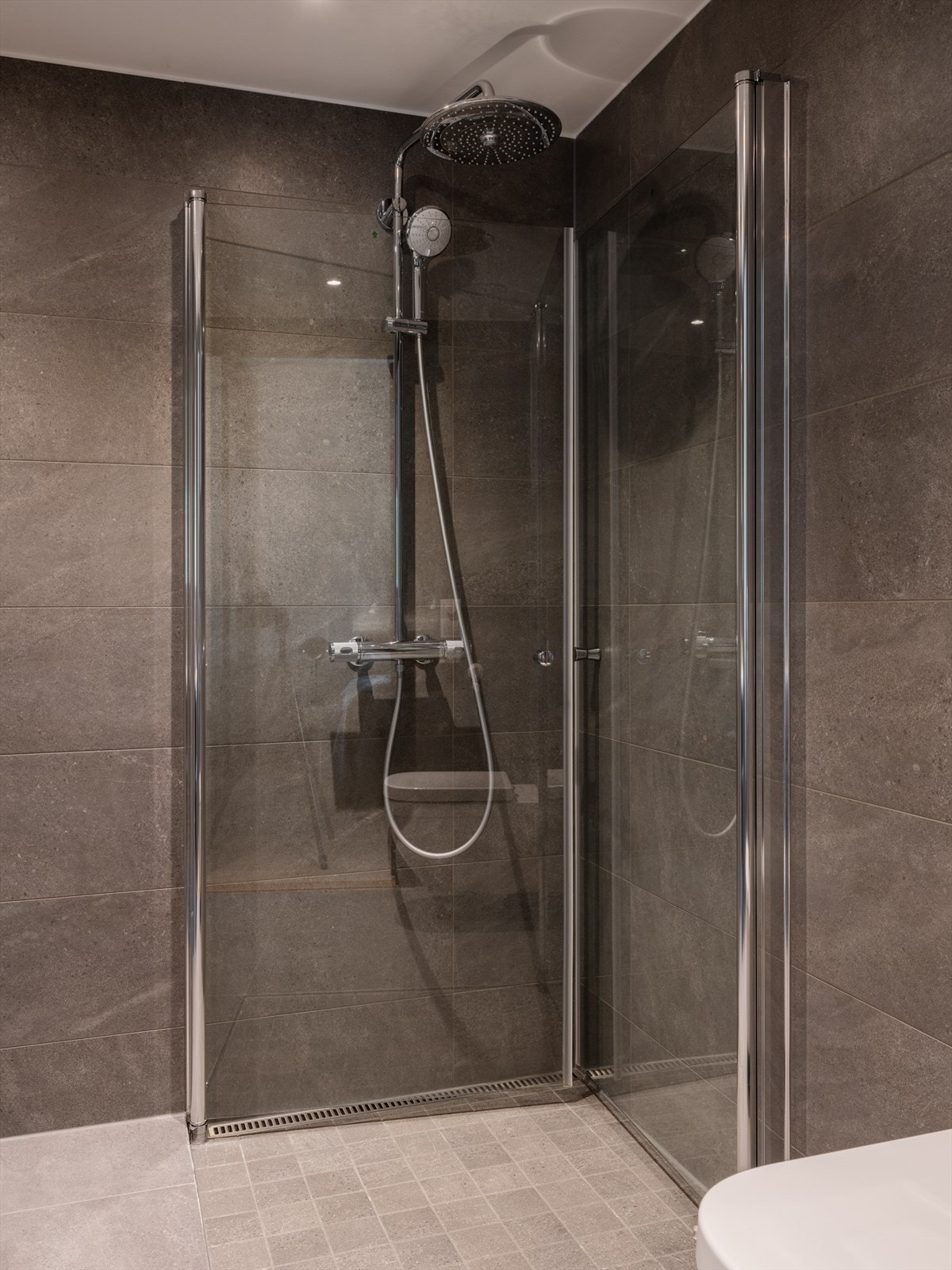 Badet har flislagte overflater og vannbåren varme i gulv. Galleribilde