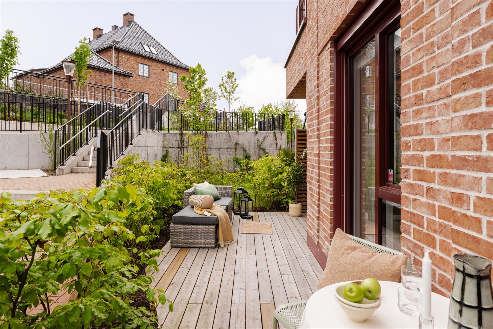 På vår- og sommerhalvåret blir terrassen som et ekstra oppholdsrom med plass til lek og sosiale lag. Galleribilde