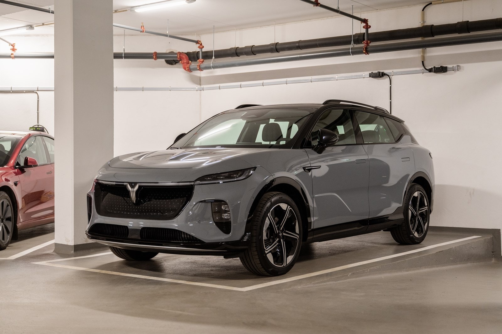 Det medfølger parkeringsplass i kjeller. Dersom man ikke har behov for parkeringsplass, er det mulighet for å videreføre dagens leieavtale. Galleribilde