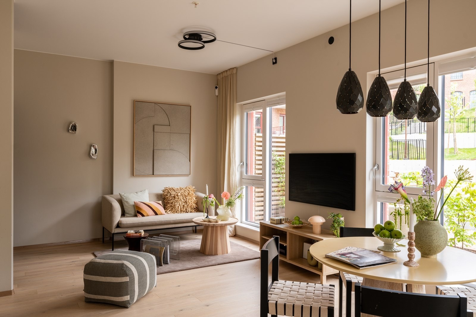 Hele leiligheten vender ut mot en rolig bakgård i et stille og behagelig boligområde. Galleribilde