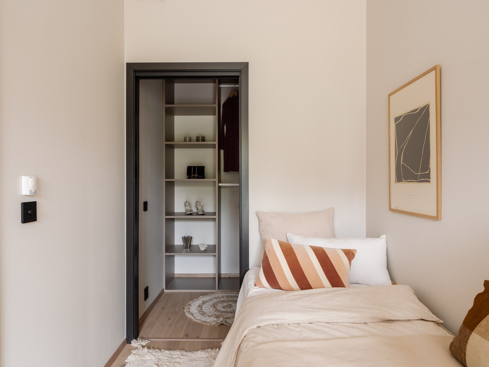 Videre har rommet adkomst til et flott walk-in closet / bod. Galleribilde