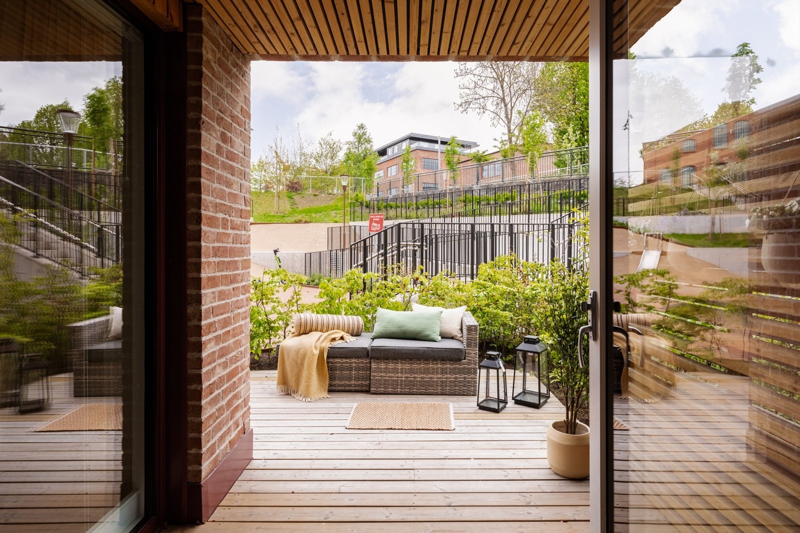 Fra stuen er det utgang til en herlig uteplass på ca. 18 m² med god plass til å innrede etter egne ønsker. Galleribilde