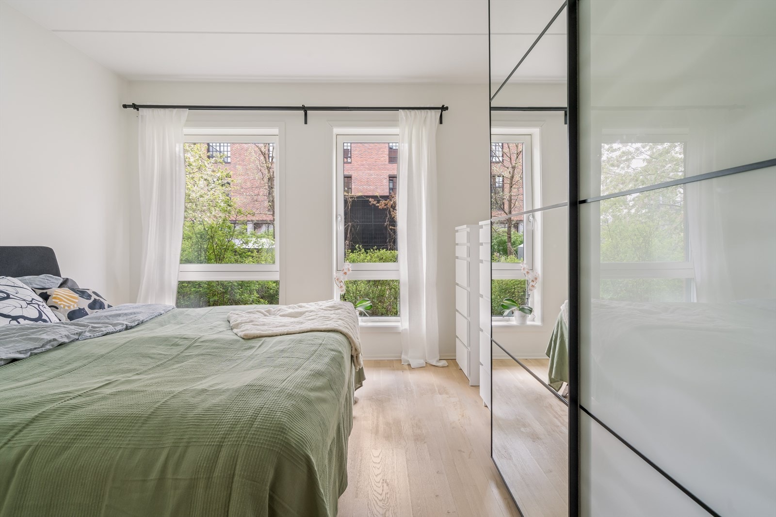I tillegg en stor skyvedørsgarderobe med rikelig av oppbevaringsplass. Galleribilde