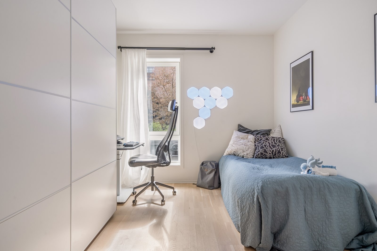 Leilighetens andre soverom egner seg perfekt som barnerom, gjesterom eller kontor. Galleribilde