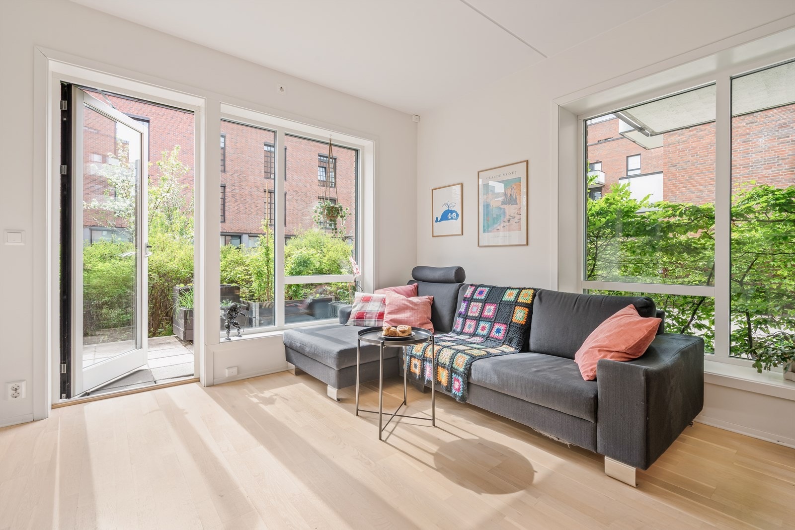 Her vil du få god plass til å innrede med stor sofa og tilhørende møblement. Galleribilde