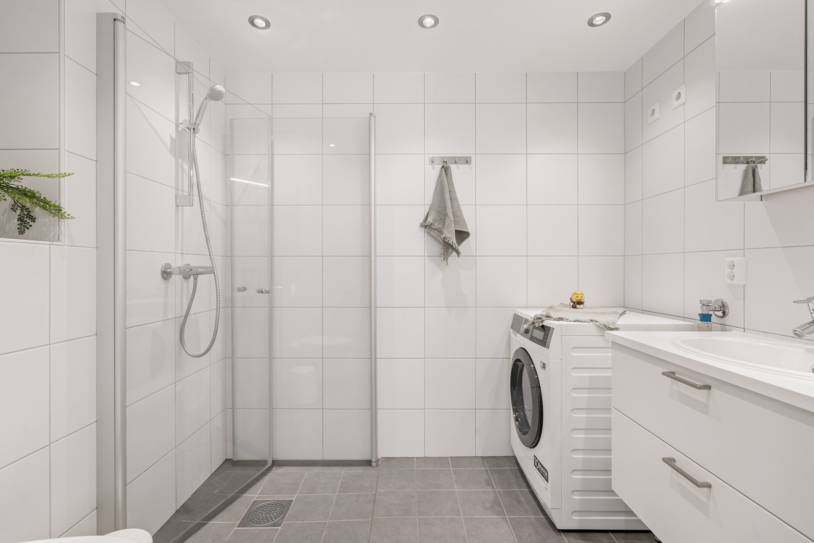 Badet er et helflislagt og tidløst baderom fra byggeåret, utført i nøytrale og lettstelte materialer. Galleribilde