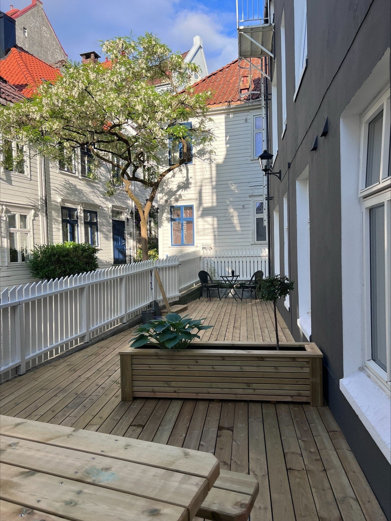 Denne er opparbeidet med terrasse og kan disponeres av boeboerne i sameiet Galleribilde
