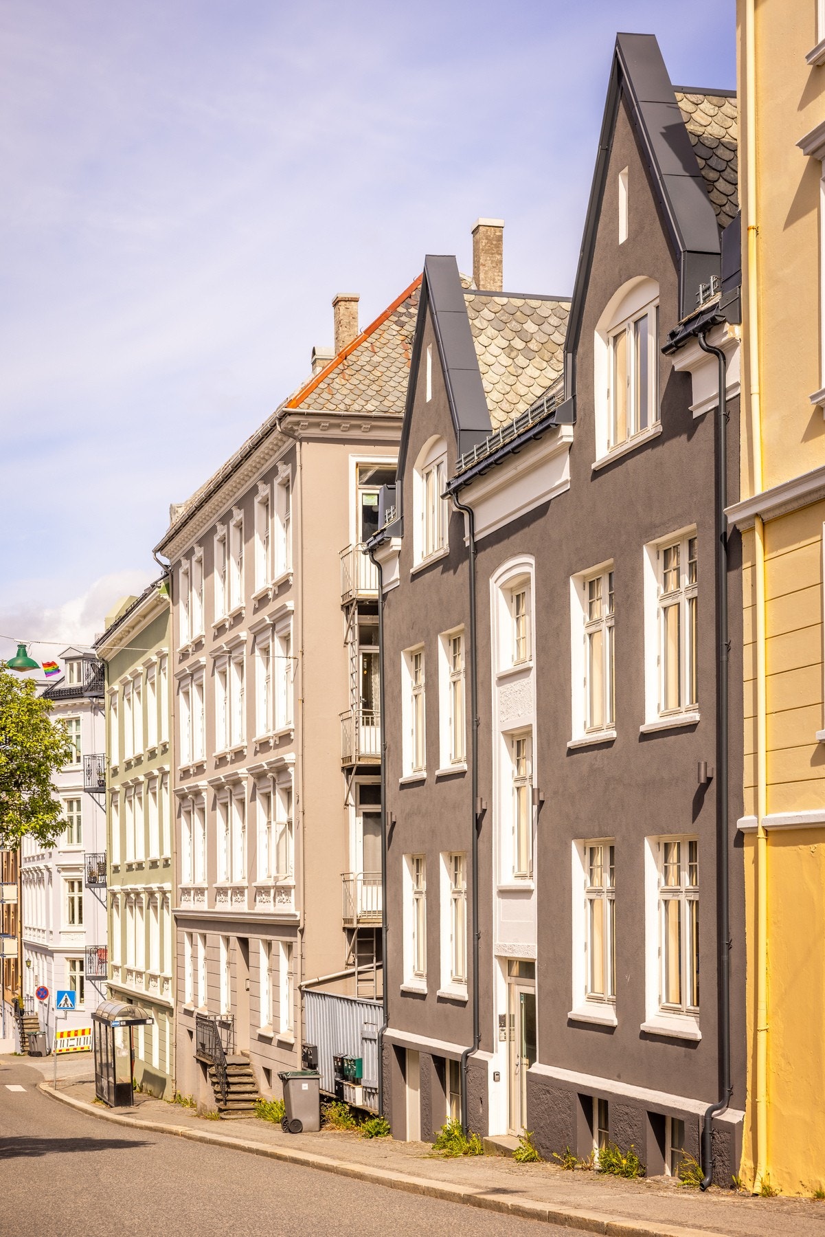 Bygården fremstår som velholdt og bygget ble pusset opp i 2023 Galleribilde