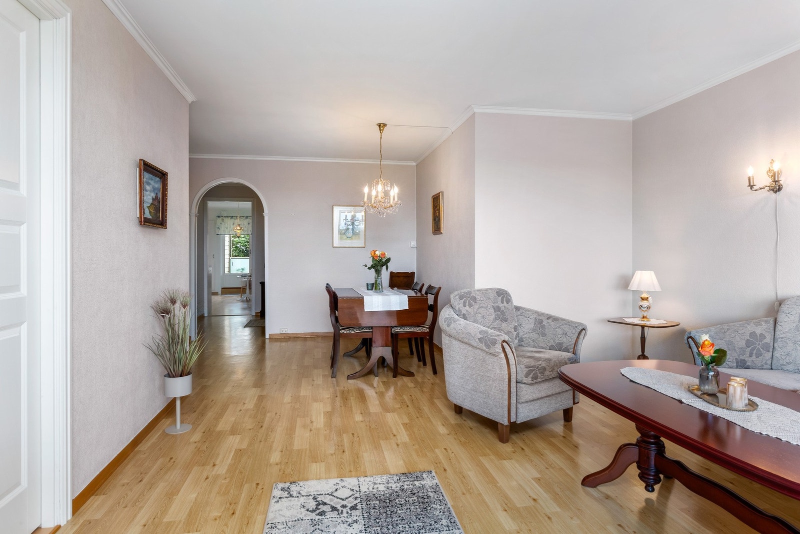 Rommet har lysmalte vegger og laminatgulv, og er naturlig delt inn i en sofadel og en spiseplass. Galleribilde