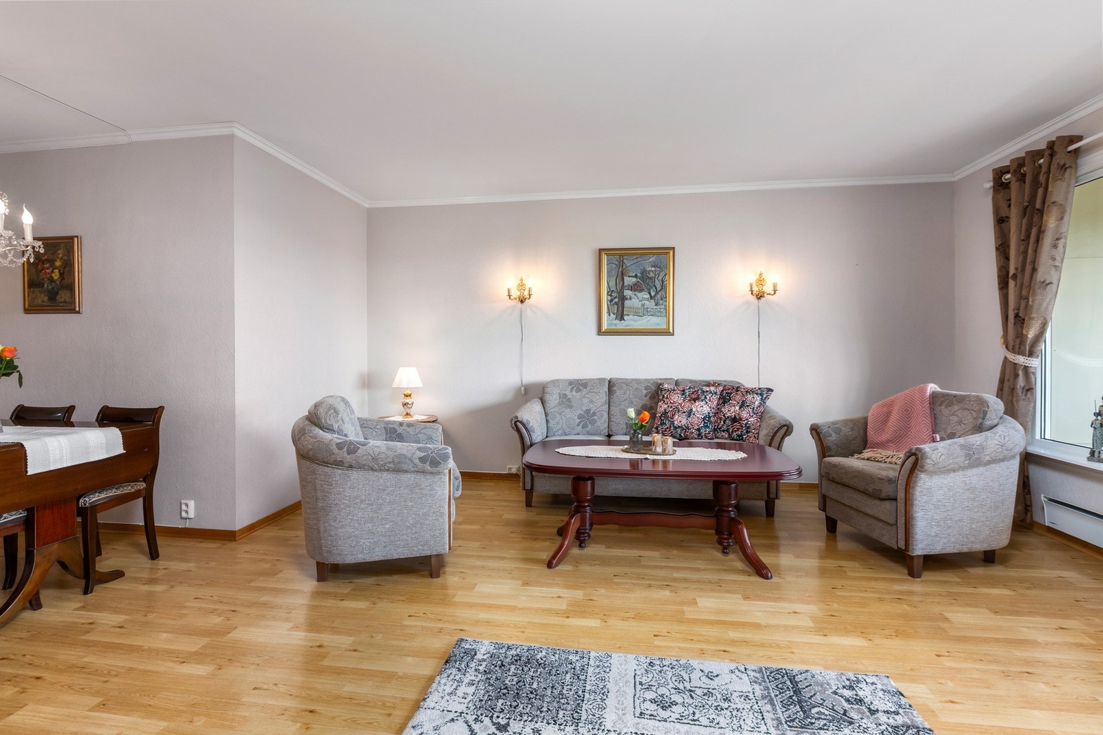 Stuen er lys og luftig, med store vindusflater som slipper inn rikelig med dagslys. Galleribilde