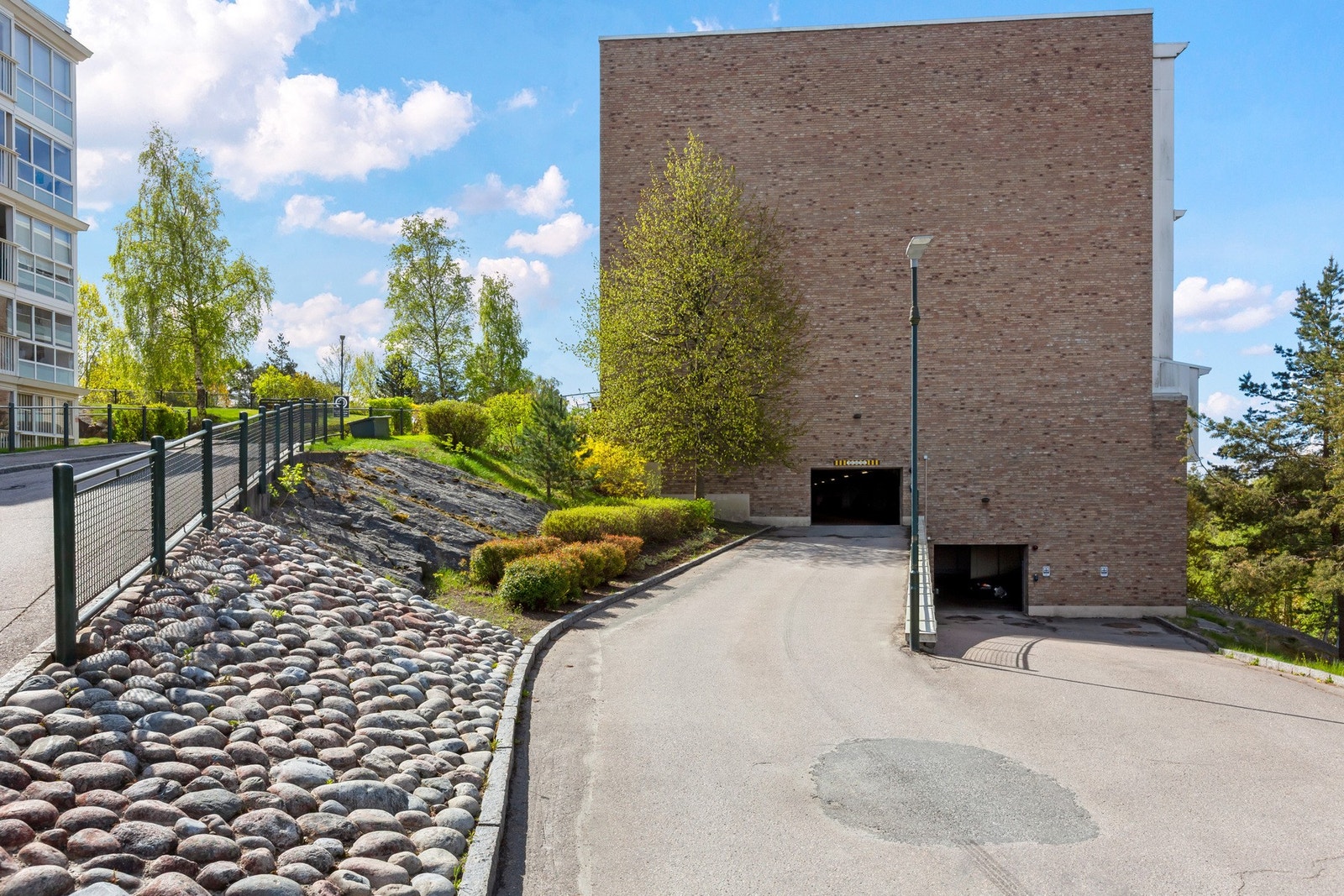 Andelen disponerer parkeringsplass i felles garasjekjeller. Galleribilde
