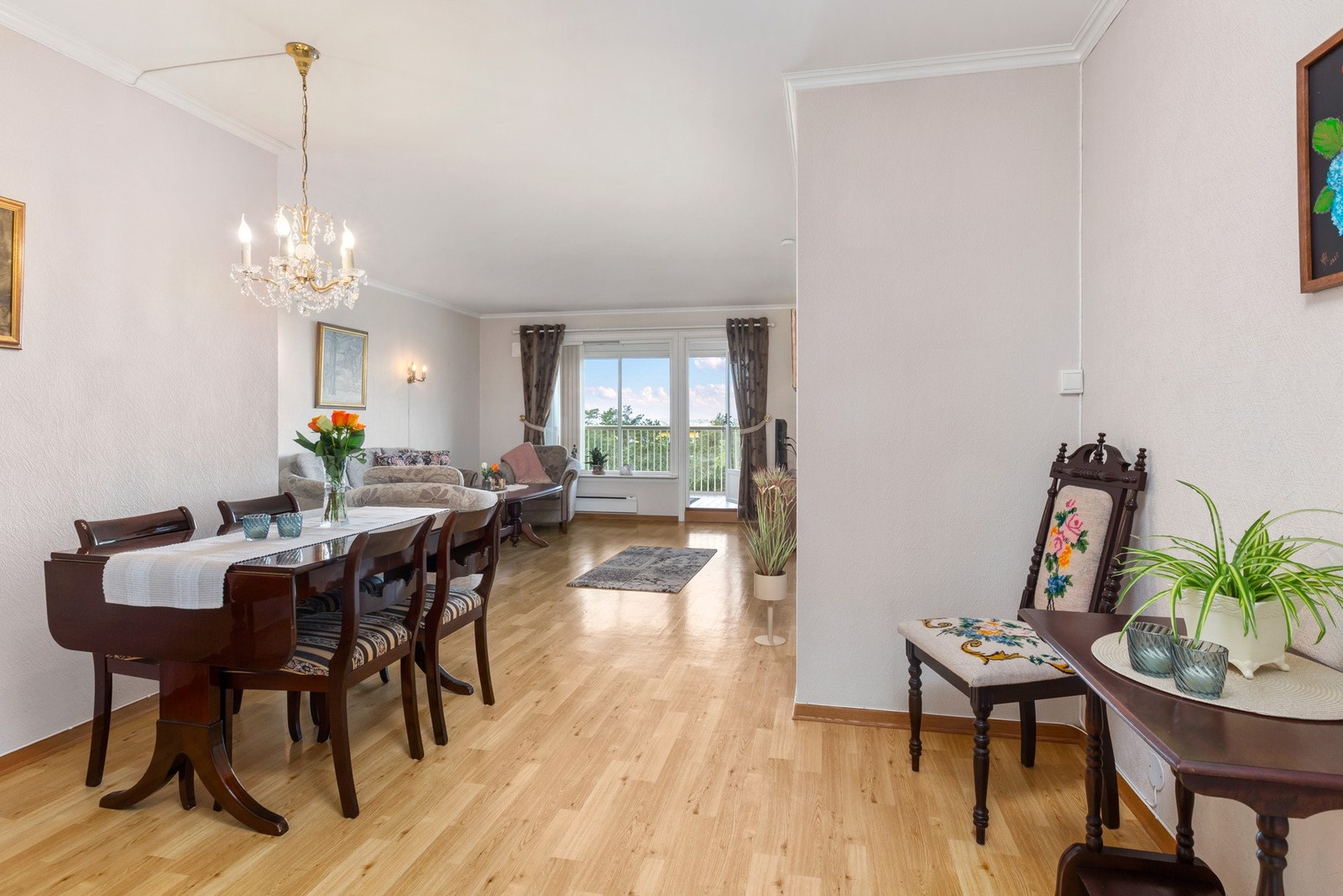 Fra stuen er det utgang til balkongen, som fungerer som et ekstra oppholdsrom i sommerhalvåret, med god plass til sittemøbler og grill. Galleribilde