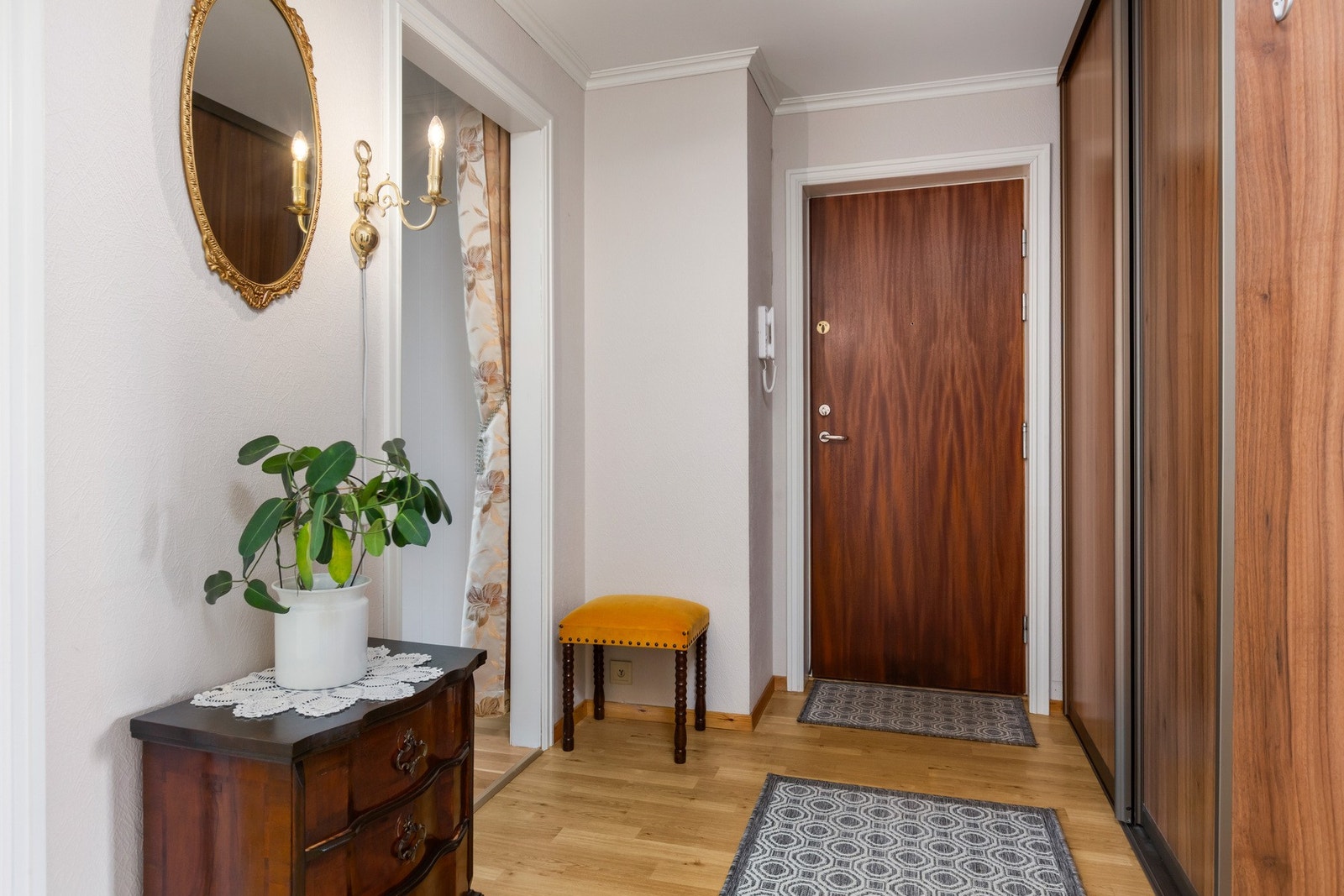 Velkommen inn til gang med skyvedørsgarderobe. Galleribilde