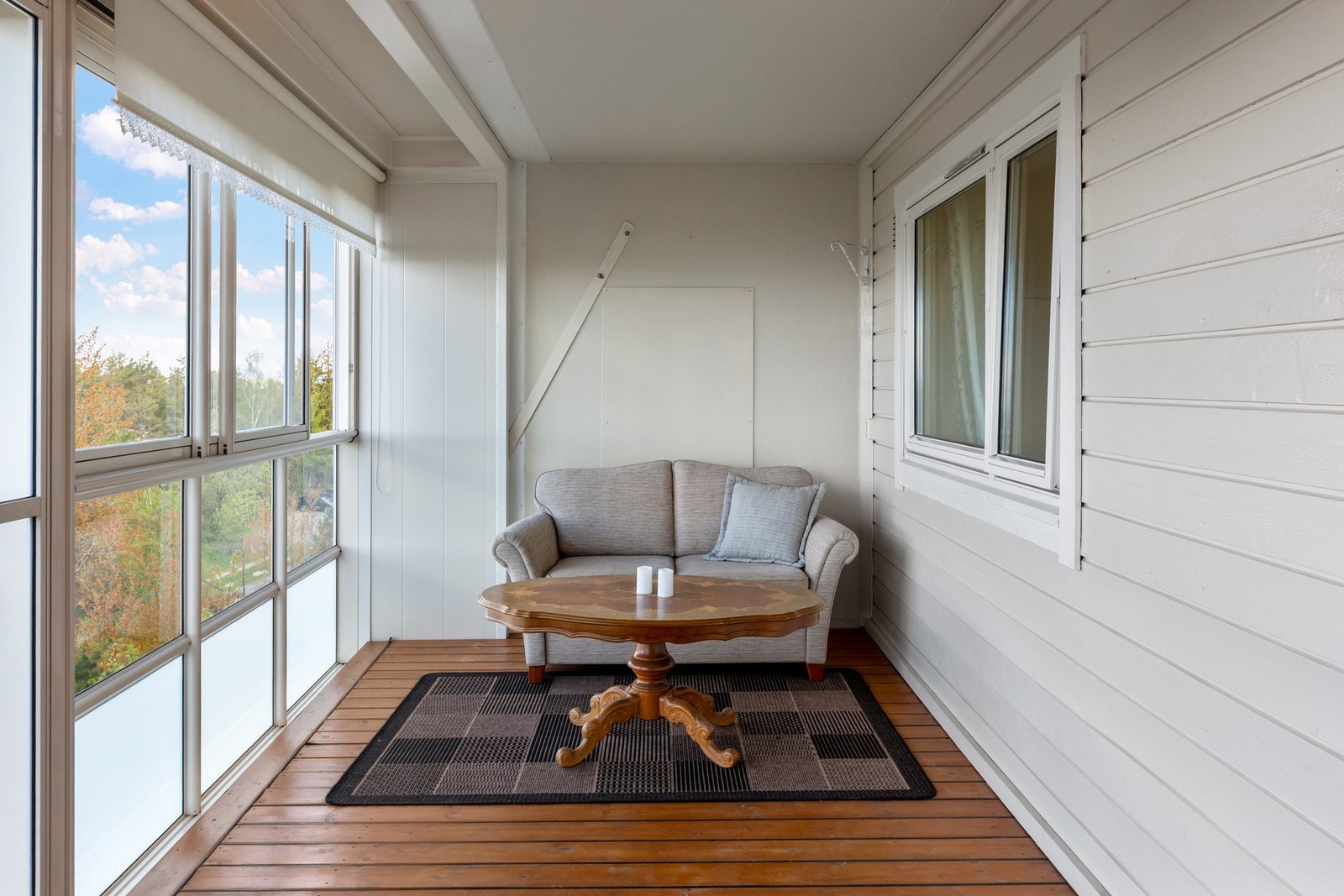 Fra stuen er det utgang til en innglasset balkong på 17 m² med skipsgulv. Galleribilde