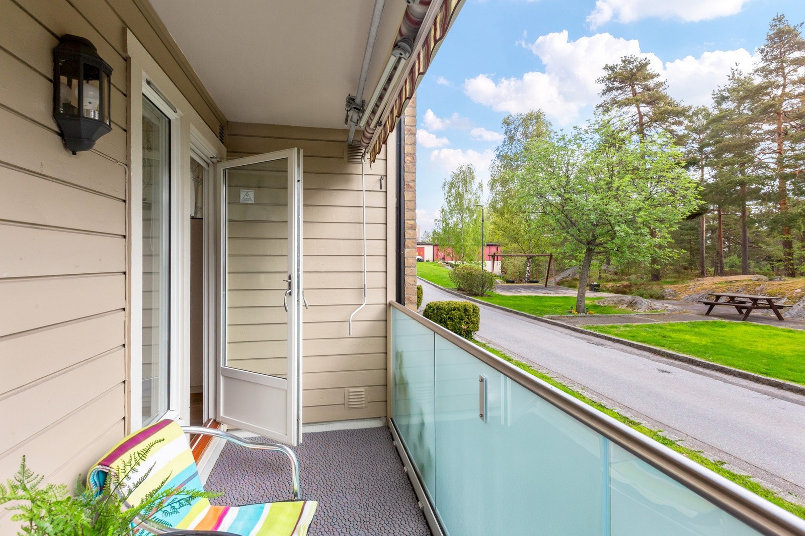 Balkongen ved kjøkkenet har rekkverk i frostet glass, som slipper inn godt med lys samtidig som den skjermer for innsyn. Galleribilde