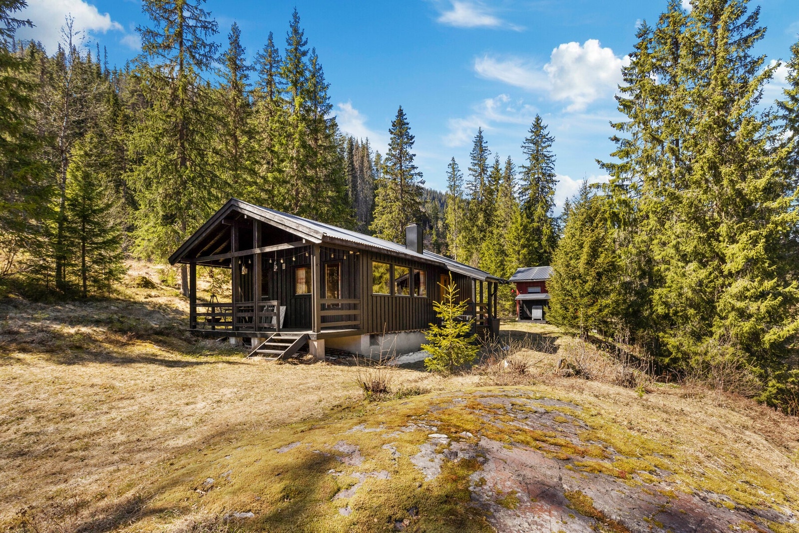 Hytta ligger omkranset av flott natur hvor man kan få slappet av og hente seg inn ny energi. Galleribilde
