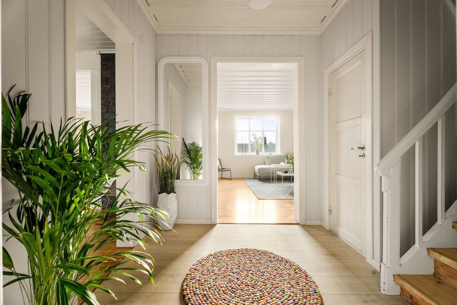 Fra gangen er det åpen siktlinje gjennom boligen mot stuen. Galleribilde