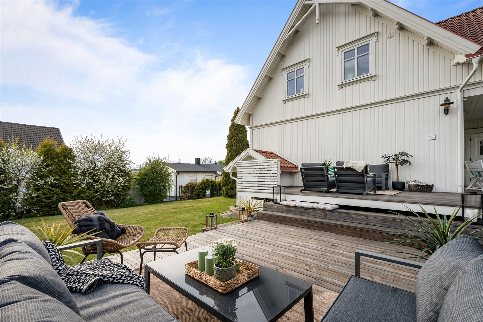 Fra terrassen er det direkte utgang til en stor gressplen. Galleribilde