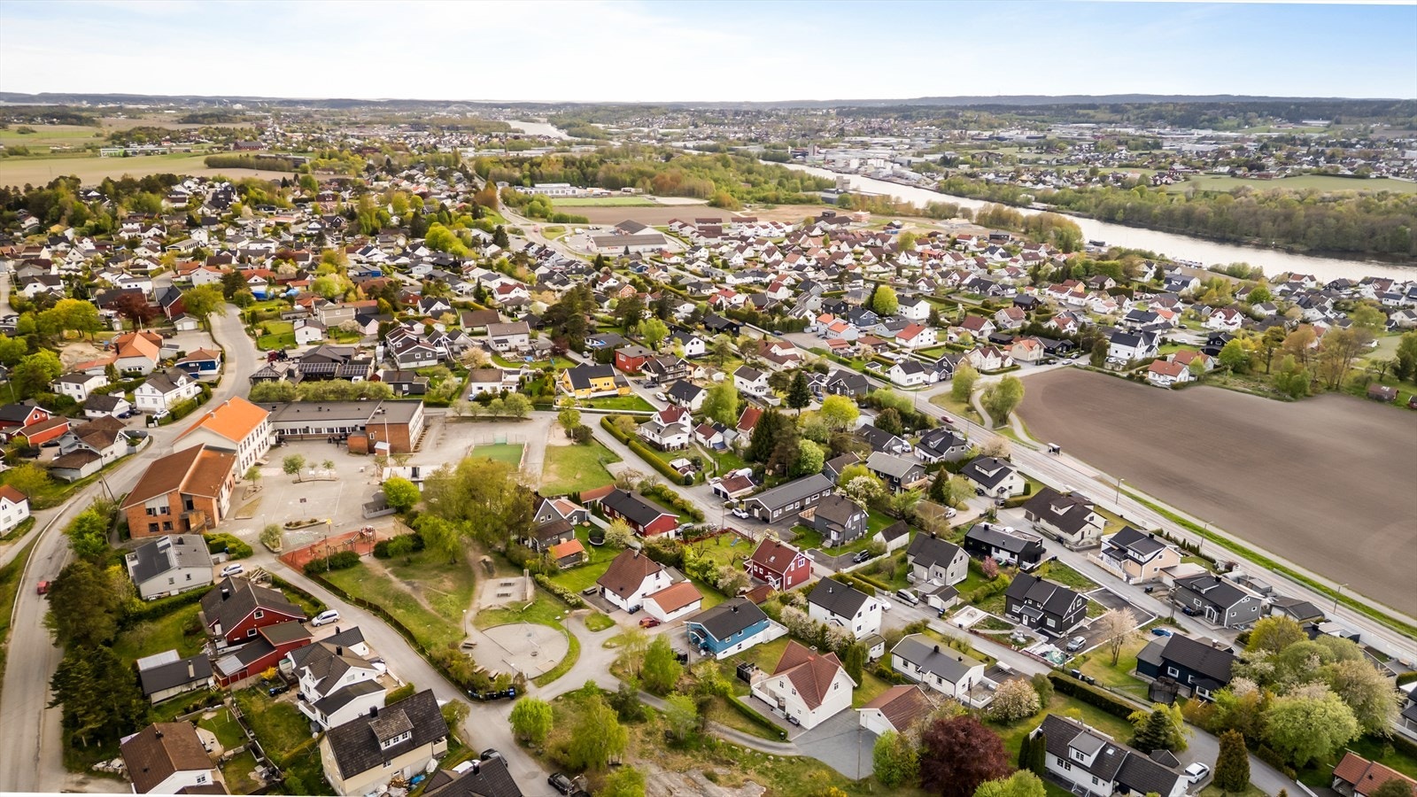 Fra eiendommen er det kort vei til både skoler og barnehager, som Torp skole (7 min) og Gråtass barnehage (7 min). Galleribilde