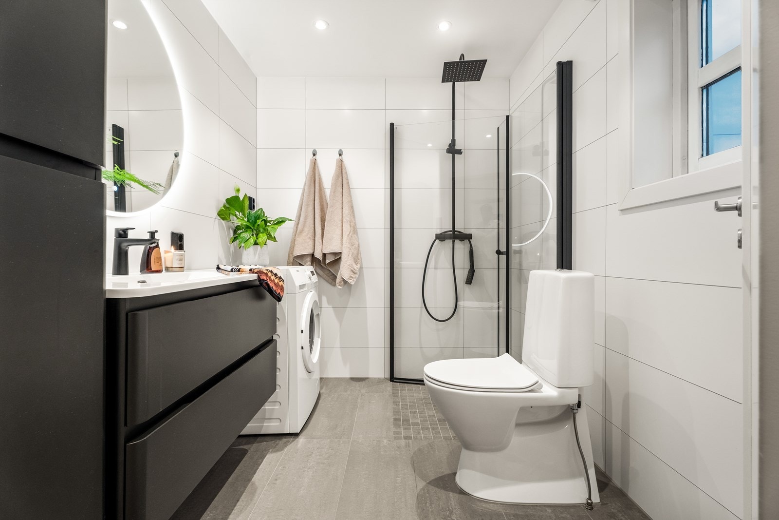 Badet i første etasje ble oppgradert i 2021 og har flislagt gulv med elektriske varmekabler. Galleribilde