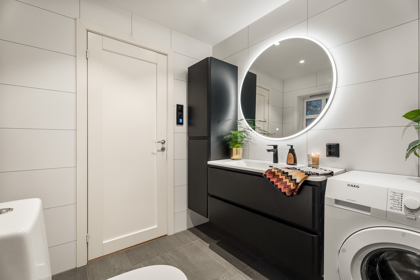 Rommet er utstyrt med servantinnredning, toalett og opplegg for vaskemaskin. Galleribilde