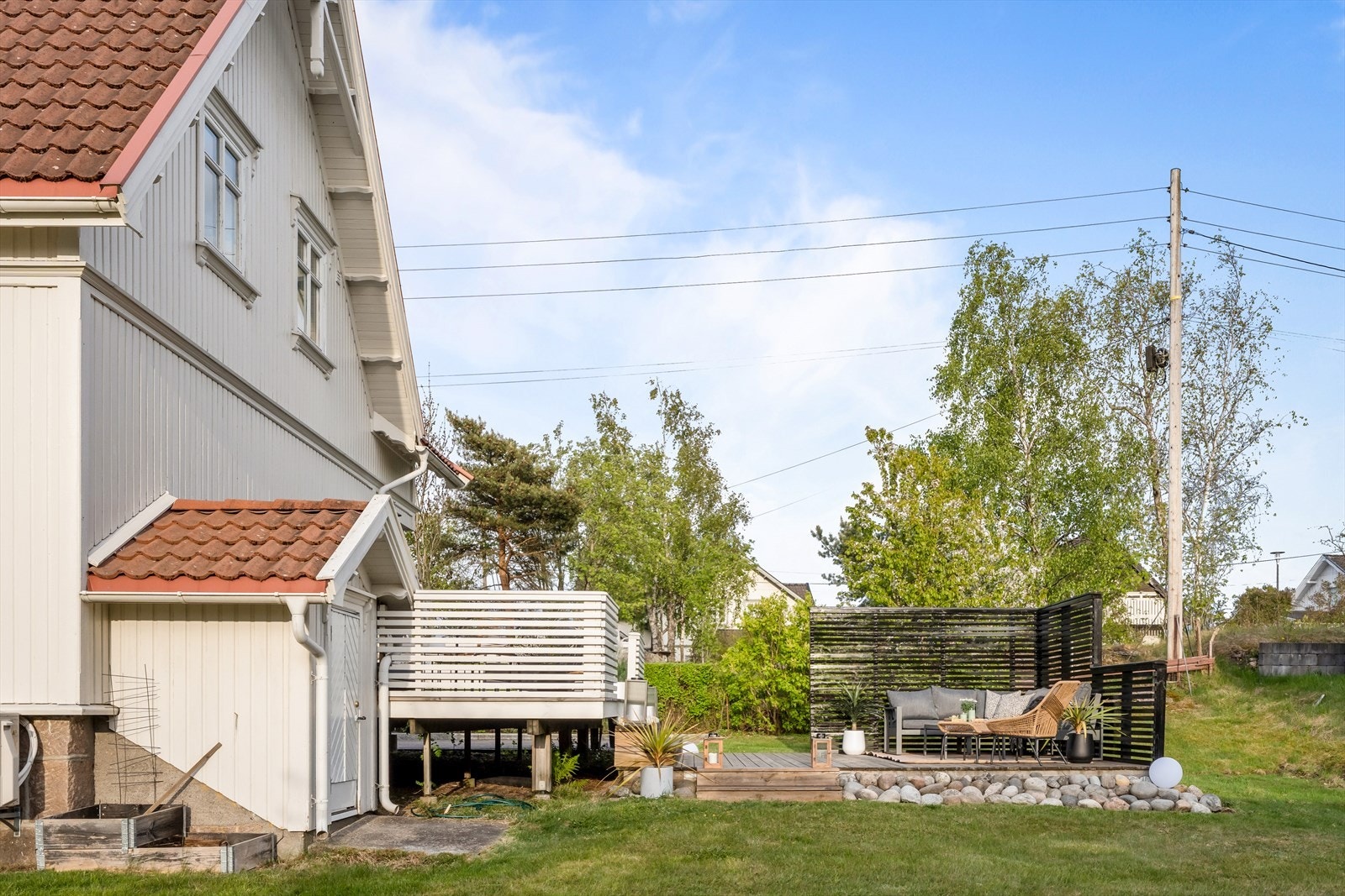 Eiendommen har en pent opparbeidet hage som omkranser boligen. Galleribilde