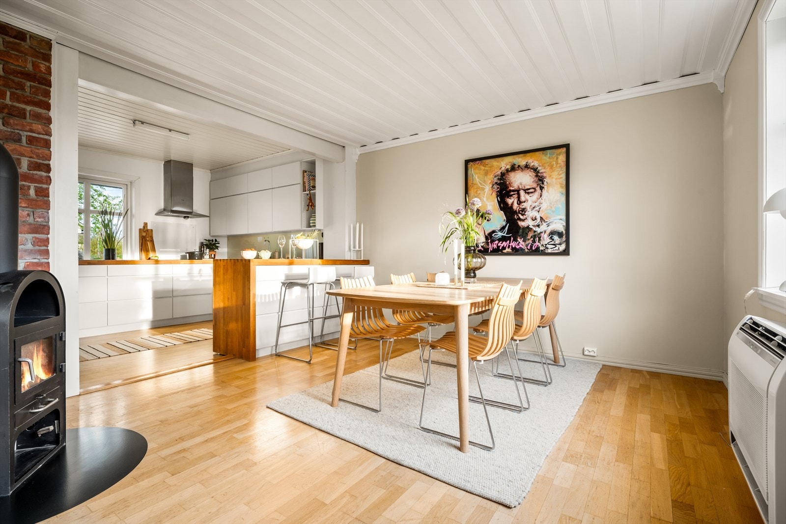 Kjøkkenet fra Kvikk har en sosial barløsning som vender mot spisestuen. Galleribilde