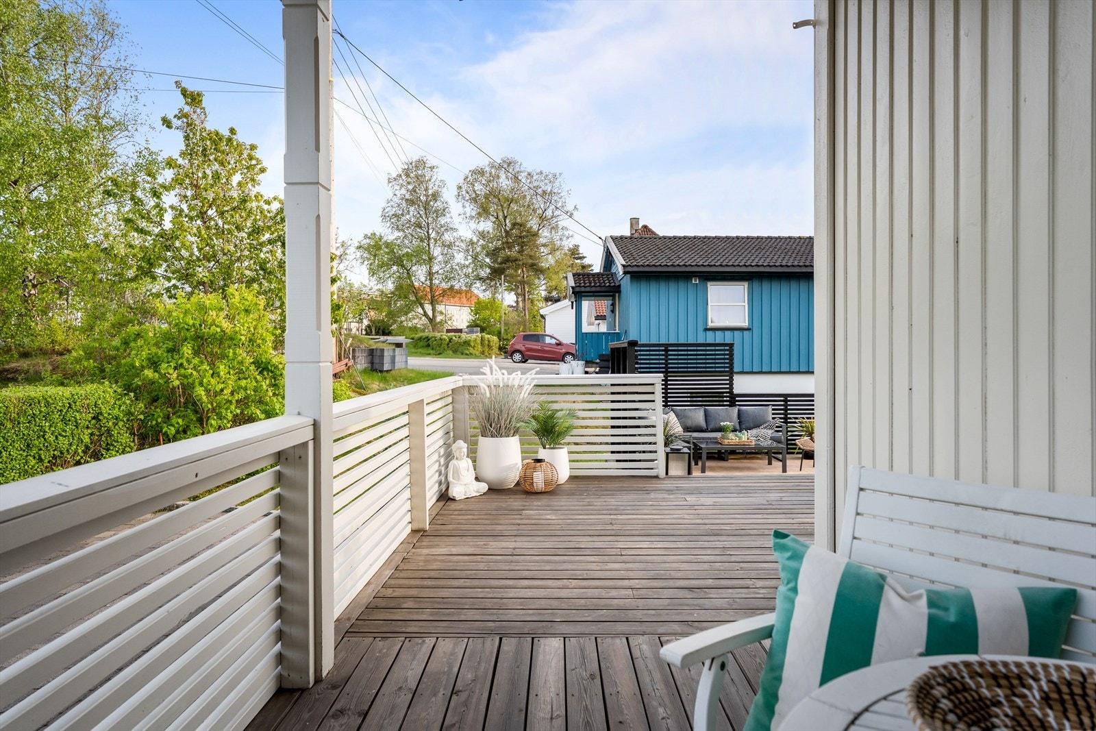 Fra den overbygde terrassen har man god oversikt over uteområdet. Galleribilde