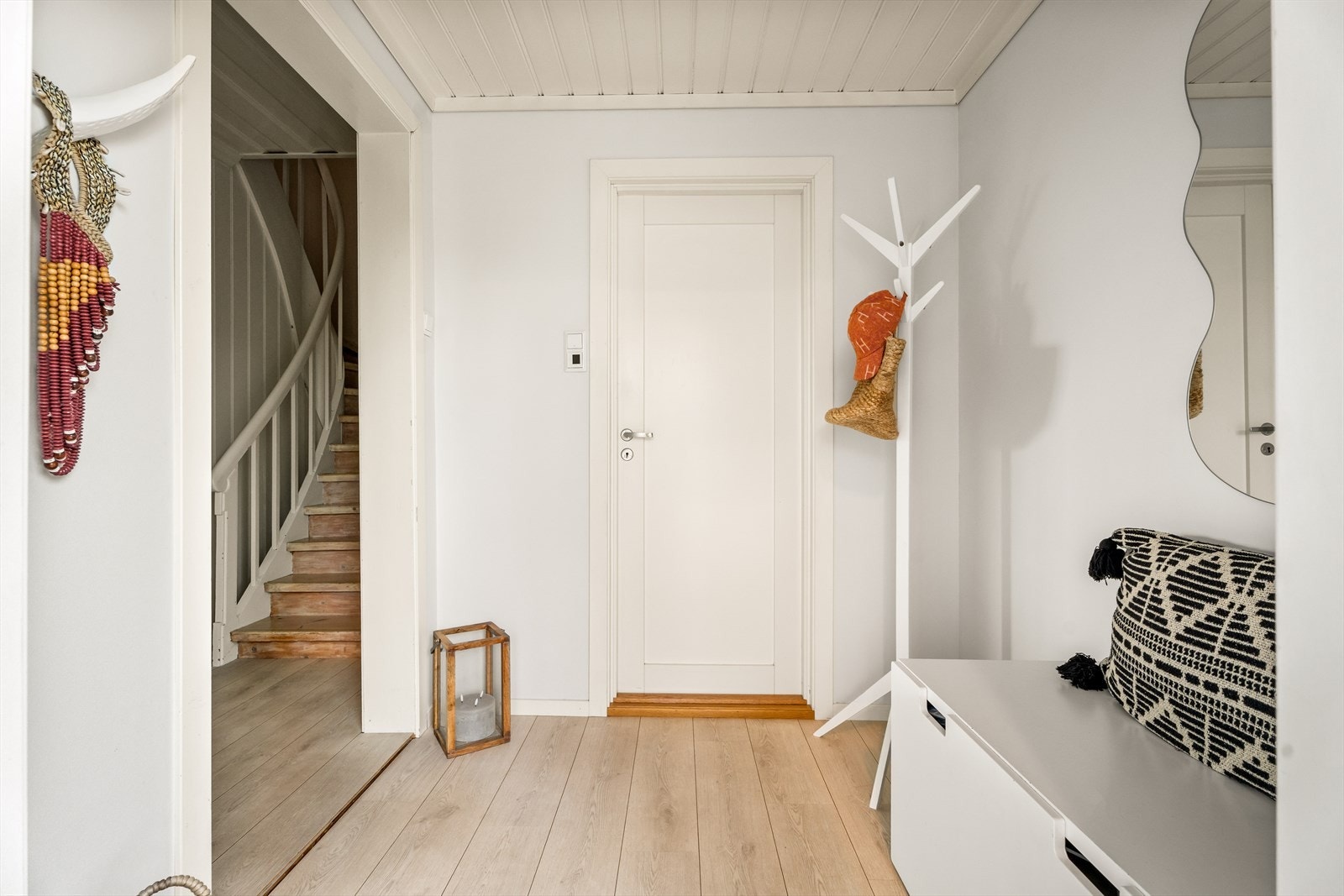 Entréen har plass til oppbevaring av yttertøy og sko. Galleribilde