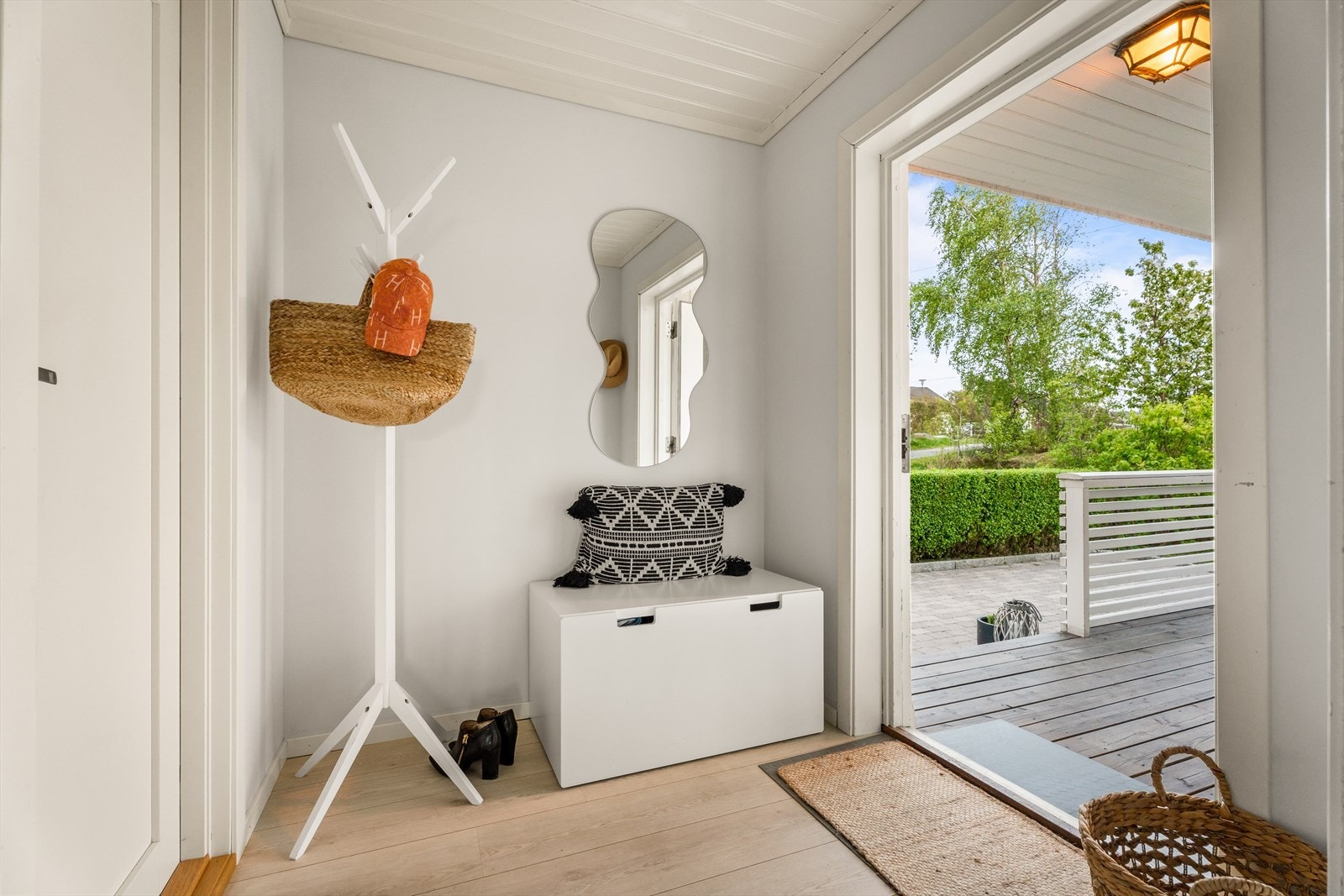 Inngangspartiet er overbygget og leder inn til en lys og innbydende entré. Galleribilde