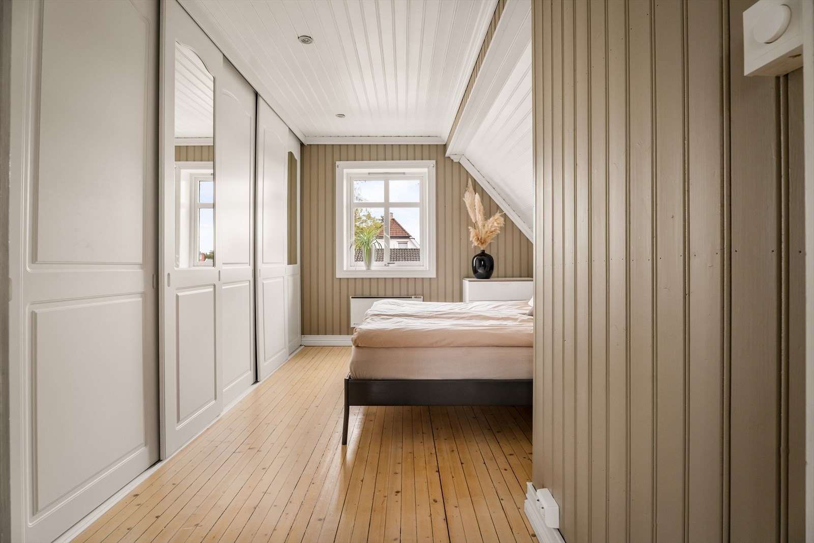 En romslig skyvedørsgarderobe med innredning gir rikelig med oppbevaringsplass. Galleribilde