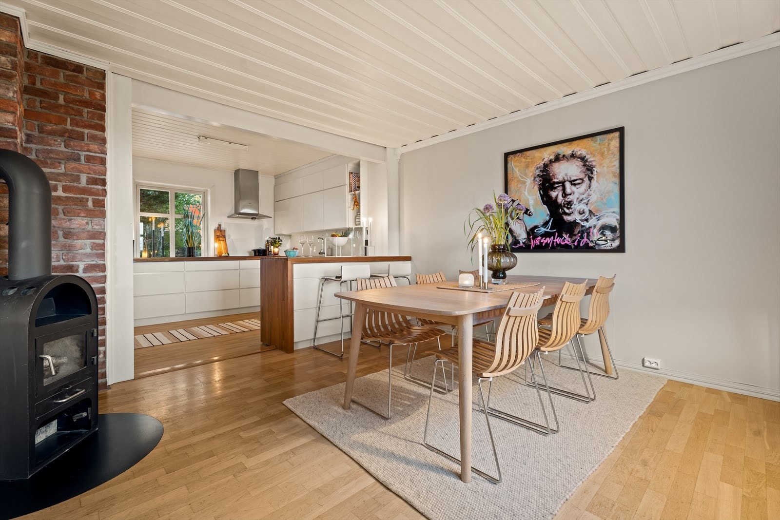 Den eksponerte teglsteinsveggen er en karakteristisk detalj mellom kjøkken og spisestue. Galleribilde