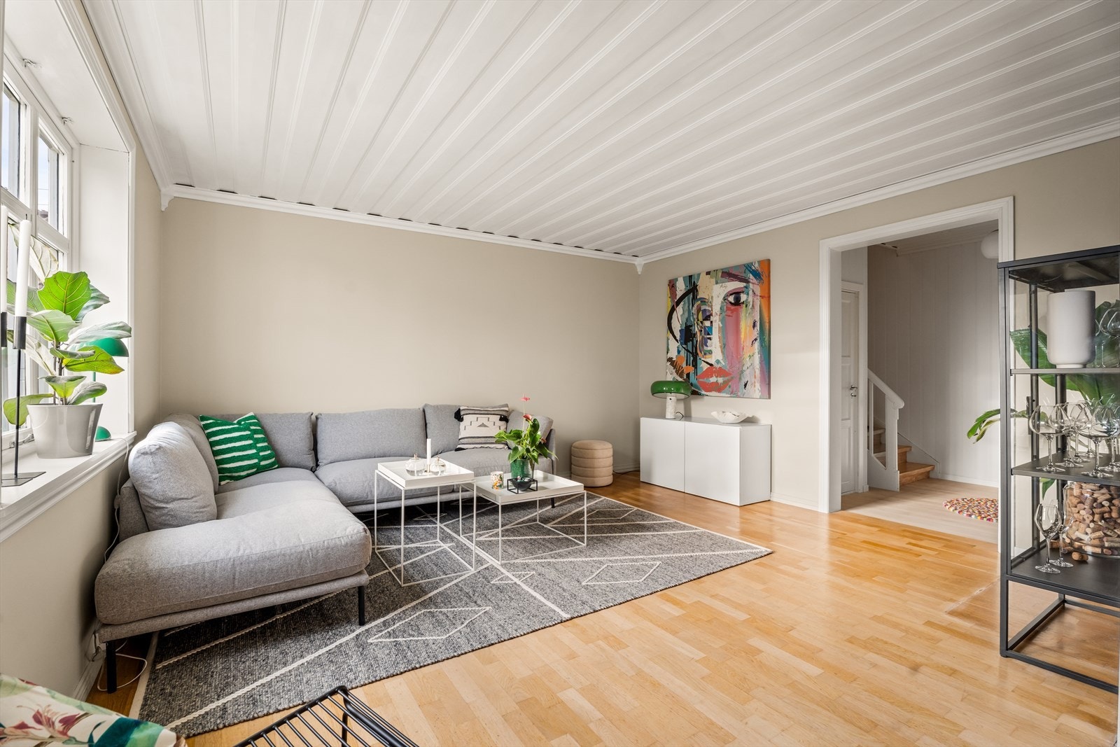 Stuen har god plass til en romslig sofagruppe, med parkett på gulvet og malte, slette vegger. Galleribilde
