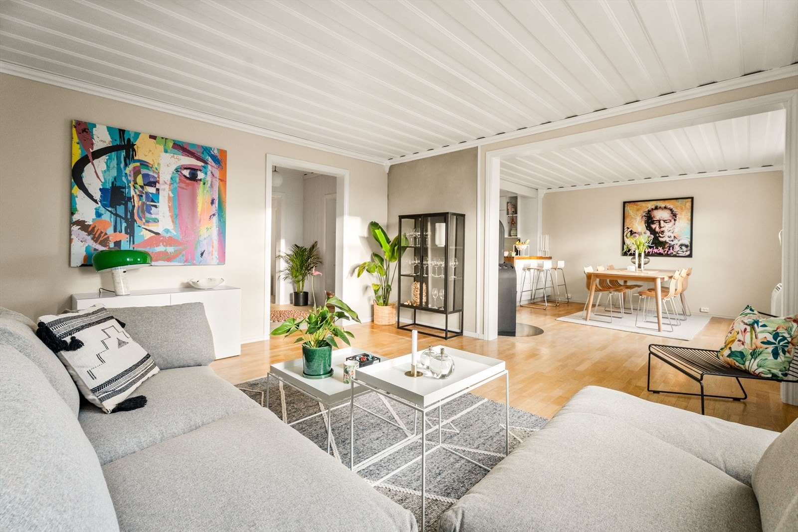 Fra stuen er det en naturlig overgang til spisestuen og kjøkkenet. Galleribilde