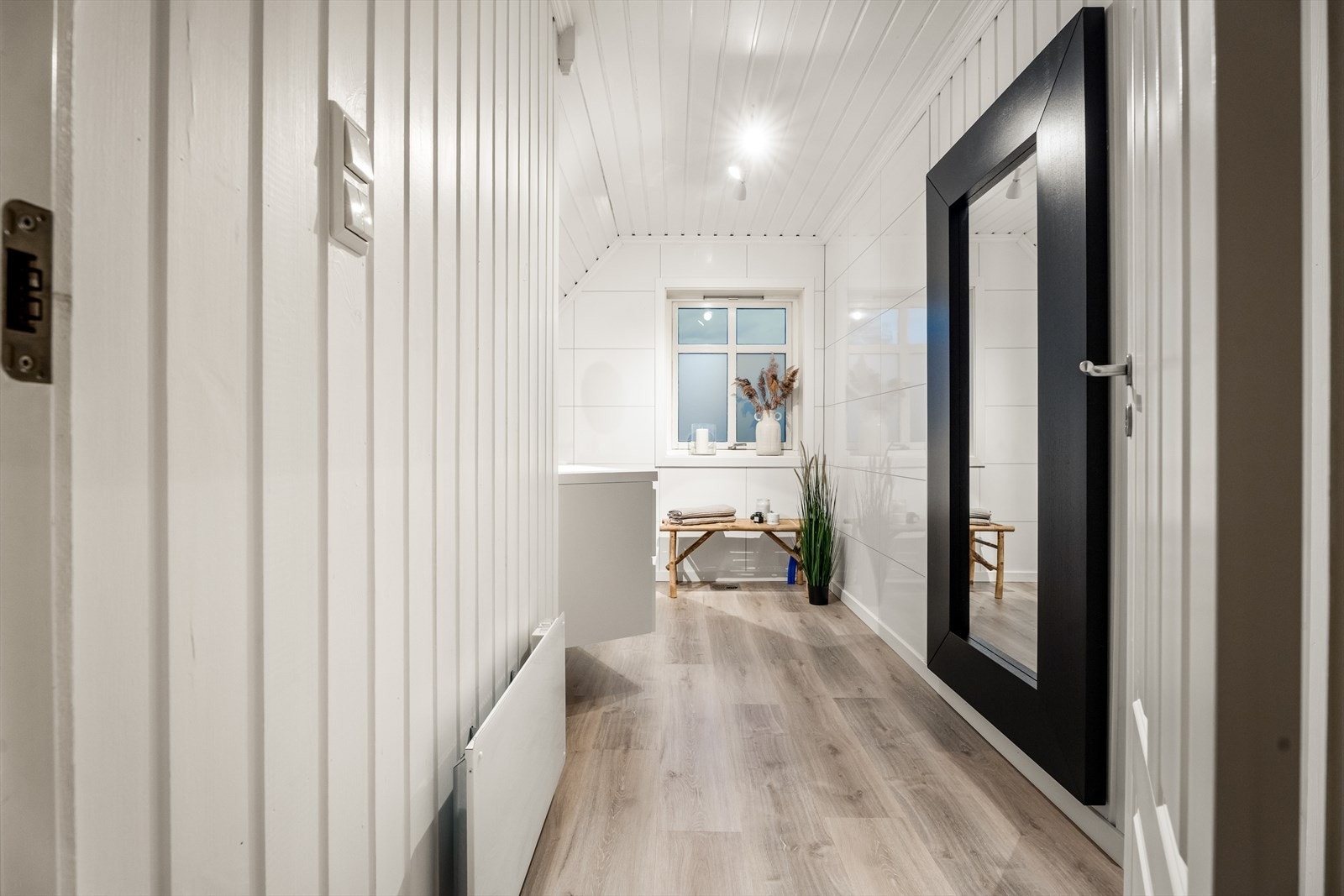 Rommet er utstyrt med servantinnredning og toalett. Galleribilde