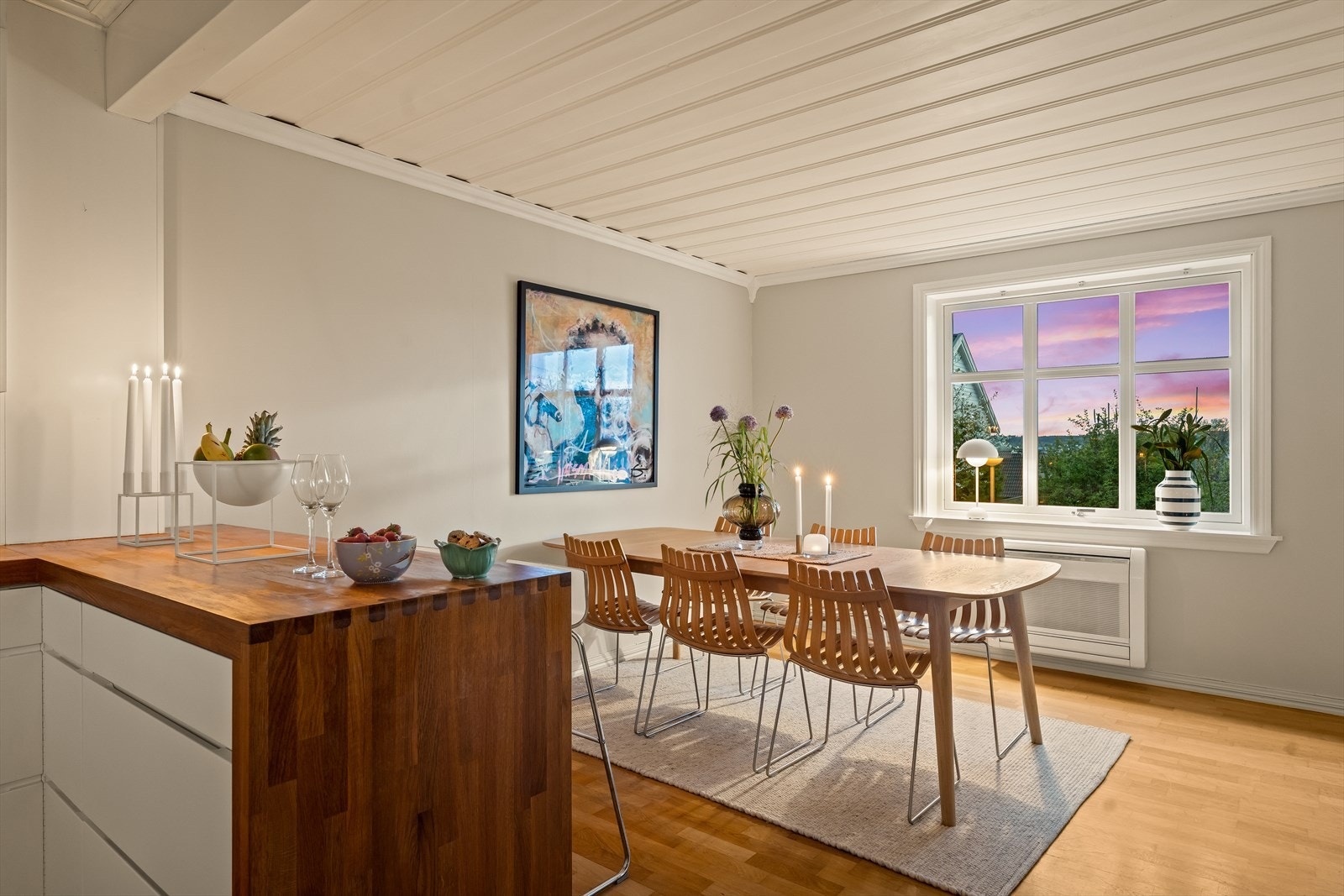 Spisestuen er et naturlig samlingspunkt for måltider med familie og venner. Galleribilde