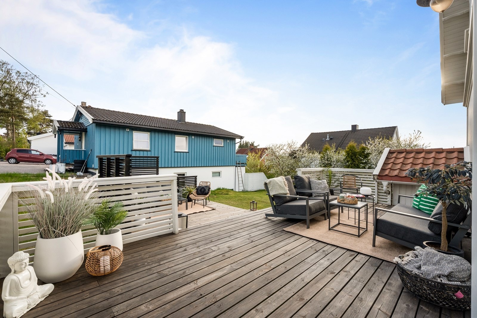Den romslige terrassen er en naturlig forlengelse av boligens sosiale arealer. Galleribilde