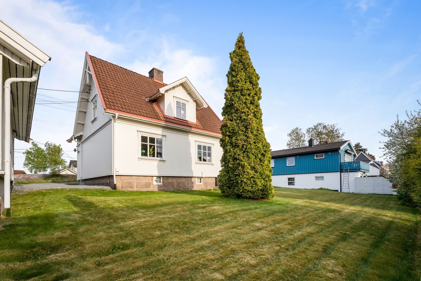Boligen har en klassisk arkitektur med saltak tekket med betongtakstein. Galleribilde