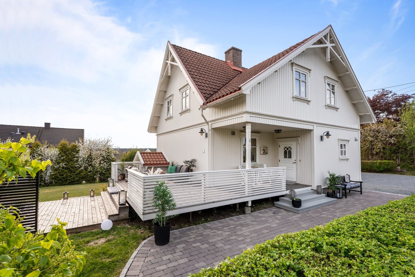 Boligen fremstår velholdt med stående bordkledning og tak tekket med betongtakstein. Galleribilde